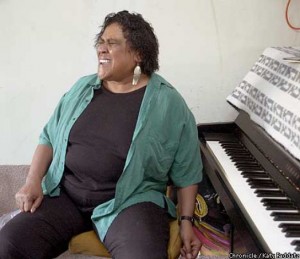 Photo by Katy Raddatz--The Chronicle Gwen Avery, blues singer. At home working on songs in her garage/studio. She turns away from the keyboard for a minute to belt out the tune. Photo: KATY RADDATZ
